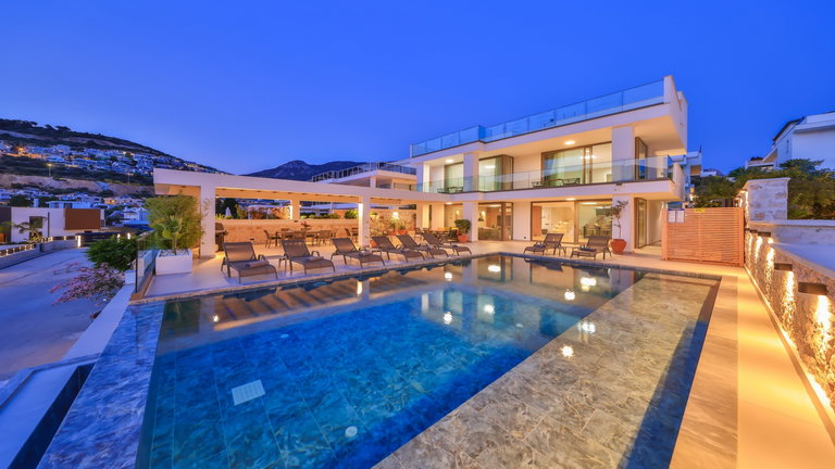 Villa Eliza in Kalamar with its large pool and terraces in the evening